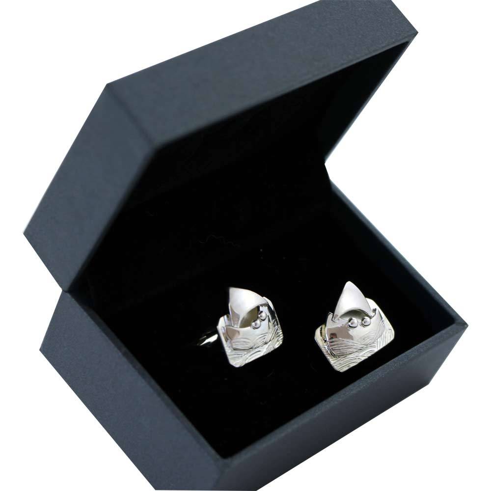 Accessories: Cufflinks, shawls, wallets, and smaller Irish-made accessories that still feel gift-worthy.