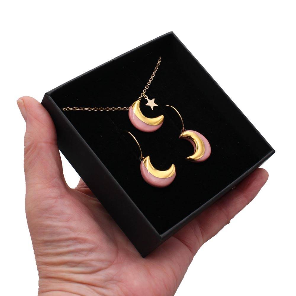 Best Birthday Gifts for Her – Irish Made: Irish birthday gifts for her, including jewellery, keepsakes, candles, pottery, art, and personal pieces from Irish makers.